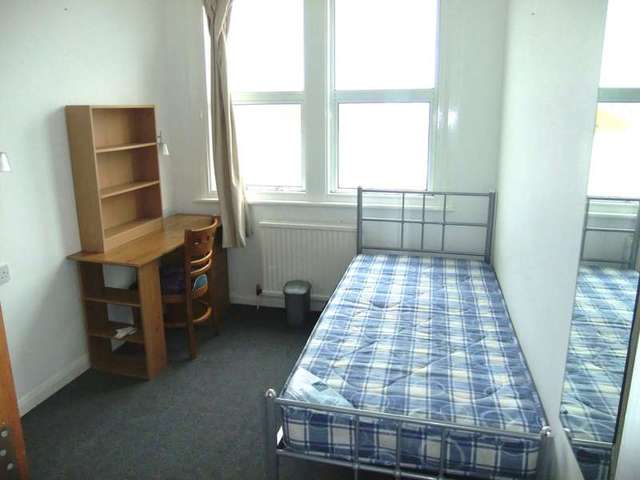  Image of 3 bedroom Flat to rent in Hyde Gardens Eastbourne BN21 at Eastbourne, BN21 4PX