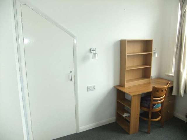  Image of 3 bedroom Flat to rent in Hyde Gardens Eastbourne BN21 at Eastbourne, BN21 4PX