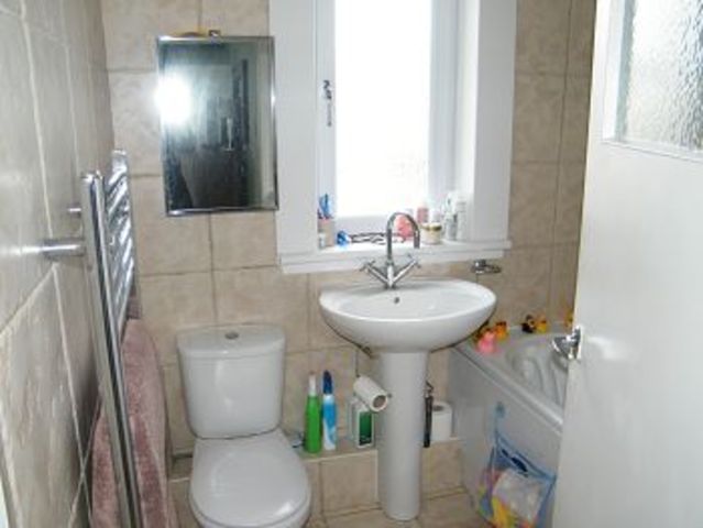  Image of 2 bedroom Semi-Detached house to rent in Kenmure Gardens Bishopbriggs Glasgow G64 at Bishopbriggs East Dunbartonshire East Dunbartonshire, G64 2BZ