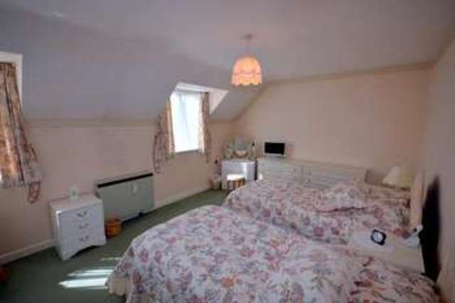  Image of 2 bedroom Retirement Property for sale in Kingsdale Court Broadway WR12 at Colletts Gardens Off Leamington Road Broadway, WR12 7BL