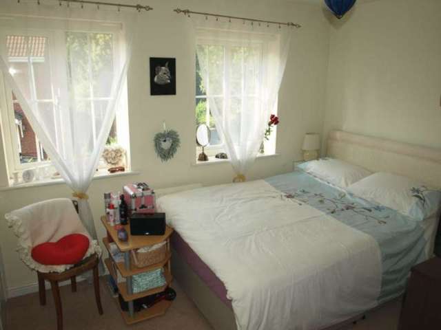  Image of 2 bedroom End of Terrace for sale in Knightwood Close Farnborough GU14 at Knightwood Close  Farnborough, GU14 6HS