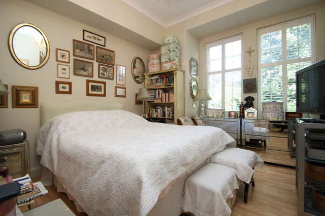  Image of 2 bedroom Flat for sale in Langley Avenue Surbiton KT6 at Surbiton Surrey, KT6 6QL