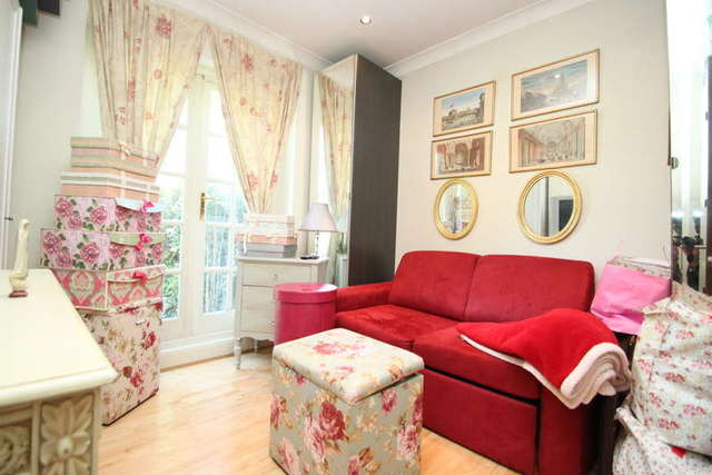  Image of 2 bedroom Flat for sale in Langley Avenue Surbiton KT6 at Surbiton Surrey, KT6 6QL