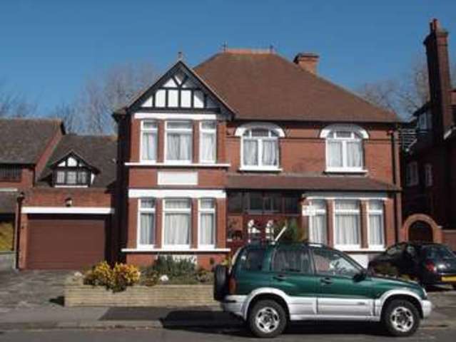  Image of 5 bedroom Detached house to rent in Lansdowne Road Luton LU3 at Lansdowne Road  Luton, LU3 1EE
