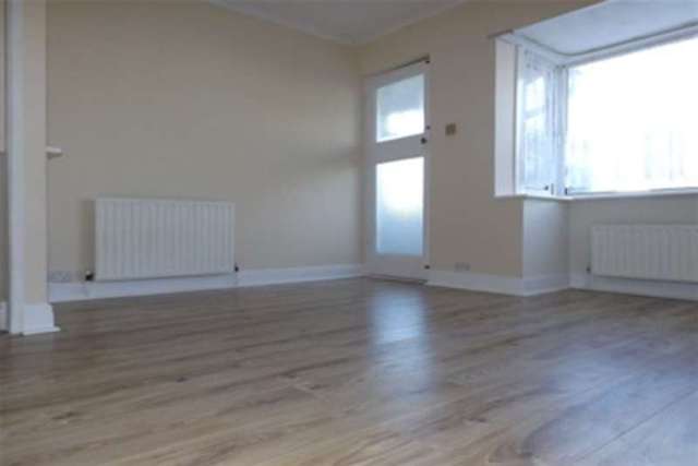  Image of 3 bedroom Bungalow to rent in Courtwick Road Wick Littlehampton BN17 at Littlehampton, BN17 7NE