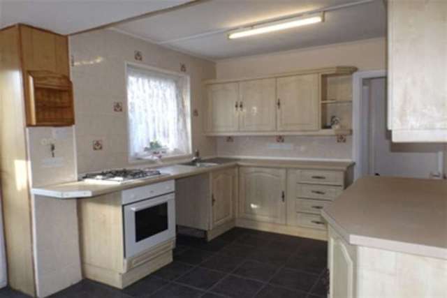  Image of 3 bedroom Bungalow to rent in Courtwick Road Wick Littlehampton BN17 at Littlehampton, BN17 7NE