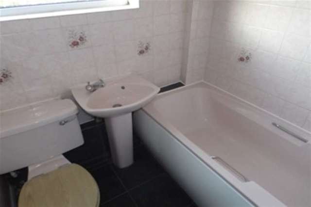  Image of 3 bedroom Bungalow to rent in Courtwick Road Wick Littlehampton BN17 at Littlehampton, BN17 7NE