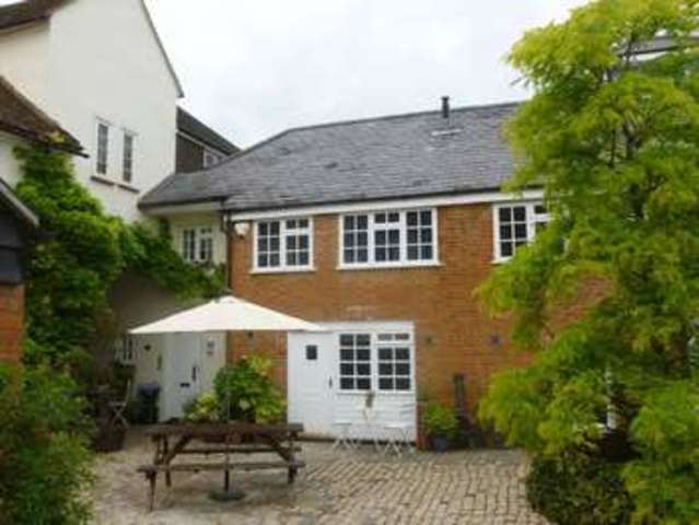  Image of 1 bedroom Flat to rent in London Road Aston Clinton Aylesbury HP22 at London Road  Aylesbury, HP22 5GW