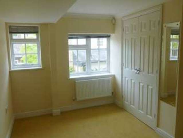  Image of 1 bedroom Flat to rent in London Road Aston Clinton Aylesbury HP22 at London Road  Aylesbury, HP22 5GW