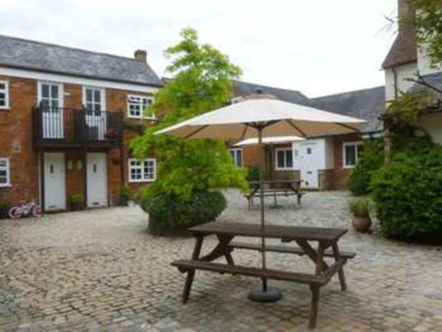  Image of 1 bedroom Flat to rent in London Road Aston Clinton Aylesbury HP22 at London Road  Aylesbury, HP22 5GW