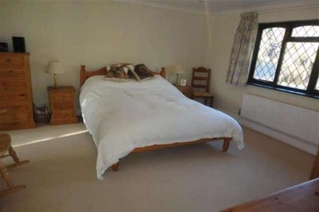  Image of 5 bedroom Detached house to rent in Middle Bourne Lane Lower Bourne Farnham GU10 at Farnham, GU10 3NJ