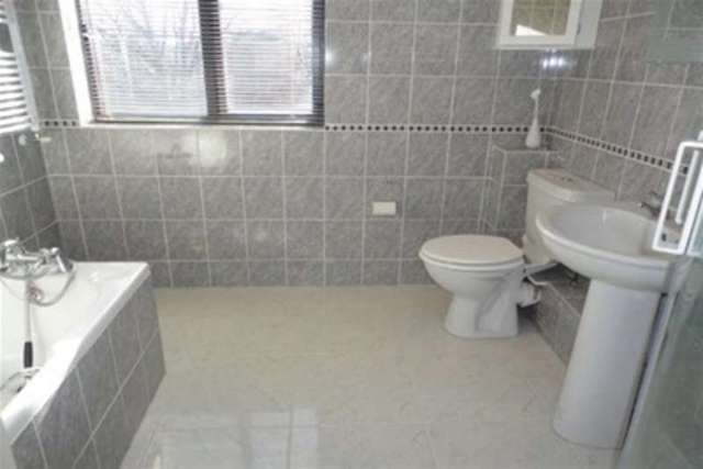  Image of 5 bedroom Detached house to rent in Middle Bourne Lane Lower Bourne Farnham GU10 at Farnham, GU10 3NJ