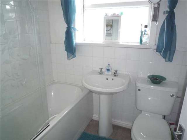 Image of 2 bedroom End of Terrace to rent in Luton Street Cowlersley Huddersfield HD4 at Milnsbridge, HD4 5UQ