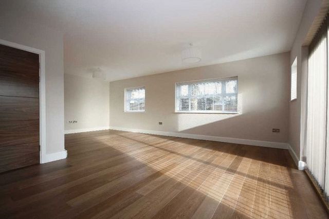  Image of 2 bedroom Flat to rent in Manor Road Chigwell IG7 at Manor Road  Chigwell, IG7 5PS