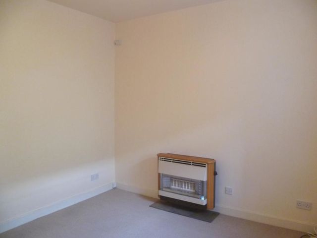  Image of 2 bedroom Flat to rent in Maryhall Street Kirkcaldy KY1 at Kirkcaldy Fife Fife, KY1 1BH