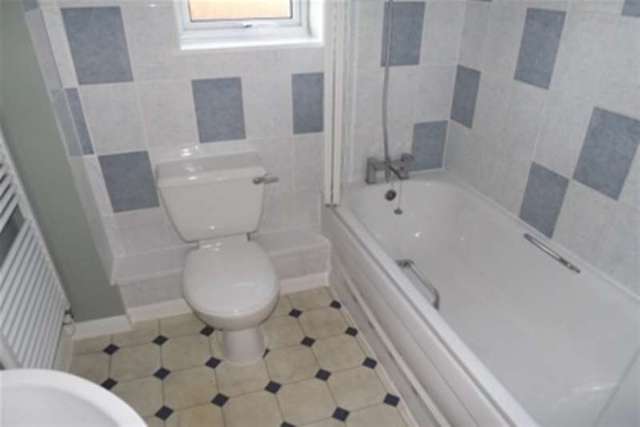  Image of 3 bedroom Terraced house to rent in Middle Mead Hook RG27 at Hook, RG27 9NX