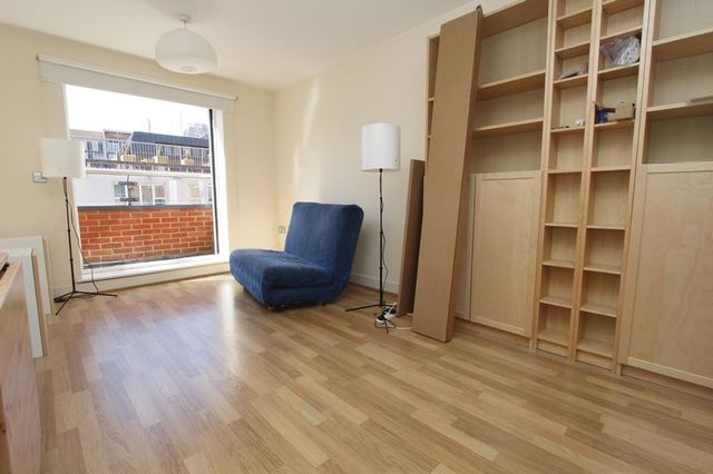  Image of 1 bedroom Flat to rent in Lower Canal Walk Southampton SO14 at Lower Canal Walk  Southampton, SO14 3JG