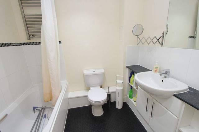  Image of 1 bedroom Flat to rent in Lower Canal Walk Southampton SO14 at Lower Canal Walk  Southampton, SO14 3JG