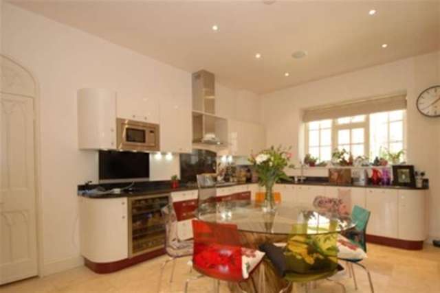  Image of 3 bedroom Detached house to rent in Moor Park House Way Farnham GU10 at Farnham, GU10 1FE