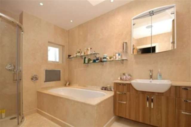  Image of 3 bedroom Detached house to rent in Moor Park House Way Farnham GU10 at Farnham, GU10 1FE