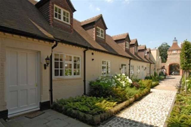  Image of 3 bedroom Detached house to rent in Moor Park House Way Farnham GU10 at Farnham, GU10 1FE