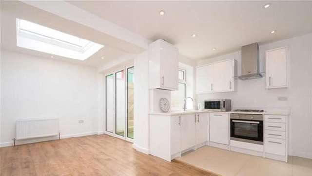  Image of 3 bedroom Flat to rent in Morrish Road London SW2 at Morrish Road Brixton London, SW2 4EG
