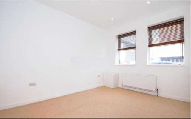  Image of 3 bedroom Flat to rent in Morrish Road London SW2 at Morrish Road Brixton London, SW2 4EG