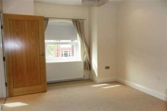  Image of 5 bedroom Semi-Detached house to rent in Warren Road London E4 at London, E4 6QR