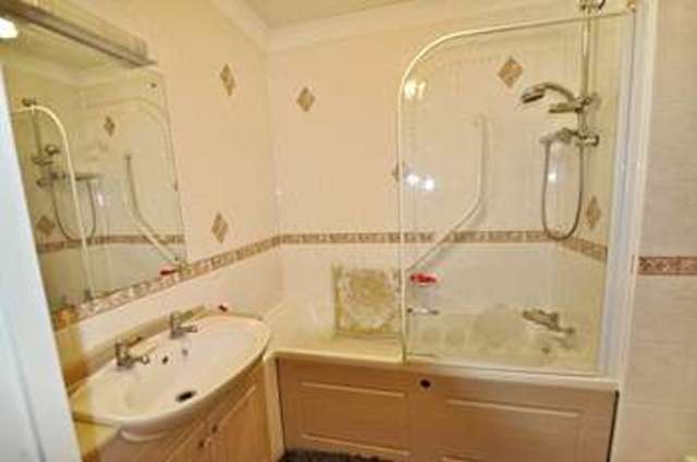  Image of 1 bedroom Retirement Property for sale in The Green Chipping Norton OX7 at 20-24 The Green  Chipping Norton, OX7 5DB