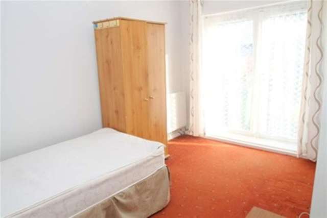  Image of 2 bedroom Flat to rent in Oakhill Road Sutton SM1 at Sutton, SM1 3AF