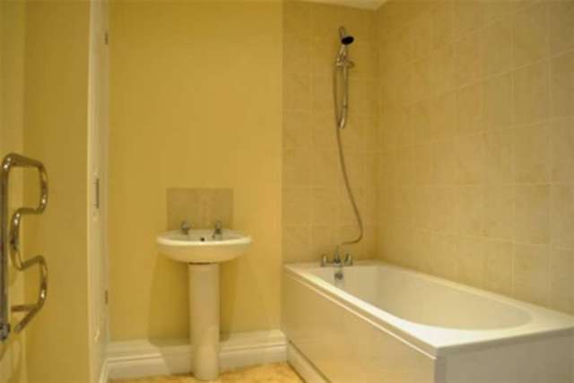  Image of 1 bedroom Flat to rent in Marlborough Road Woking GU21 at Woking, GU21 5LH