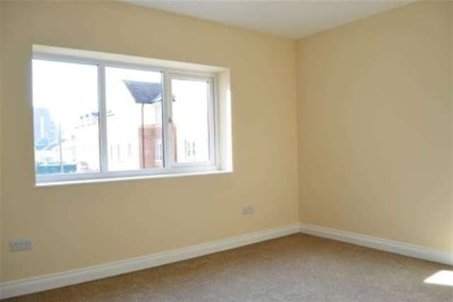  Image of 1 bedroom Flat to rent in Marlborough Road Woking GU21 at Woking, GU21 5LH