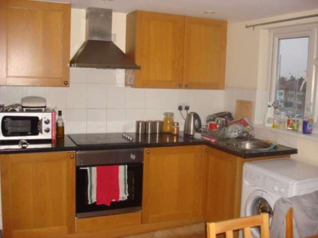  Image of 3 bedroom Maisonette to rent in Parham Drive Ilford IG2 at Ilford, IG2 6NA