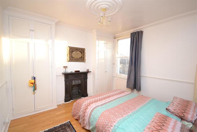  Image of 3 bedroom Property to rent in Park Hall Road London N2 at East Finchley, N2 9PU