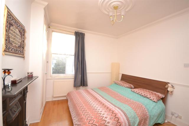  Image of 3 bedroom Property to rent in Park Hall Road London N2 at East Finchley, N2 9PU