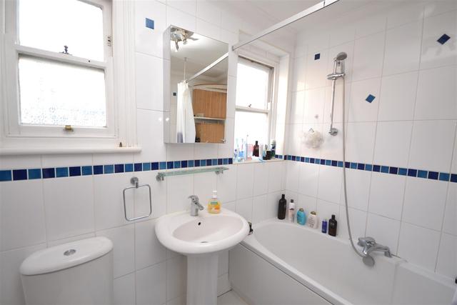  Image of 3 bedroom Property to rent in Park Hall Road London N2 at East Finchley, N2 9PU