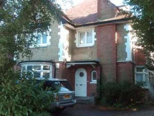  Image of 2 bedroom Flat to rent in Parkstone Poole BH14 at Penn Hill Avenue  Poole, BH14 9LZ