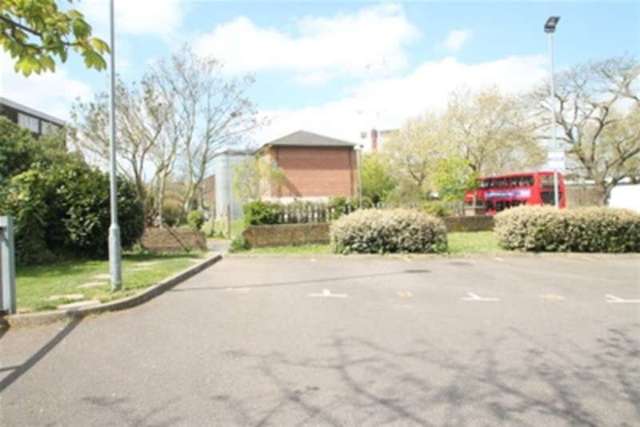  Image of 2 bedroom Flat to rent in Plumstead Road London SE18 at London, SE18 7DG