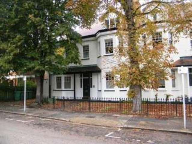  Image of Flat to rent in Popes Grove Twickenham TW1 at Popes Grove  Twickenham, TW1 4JZ