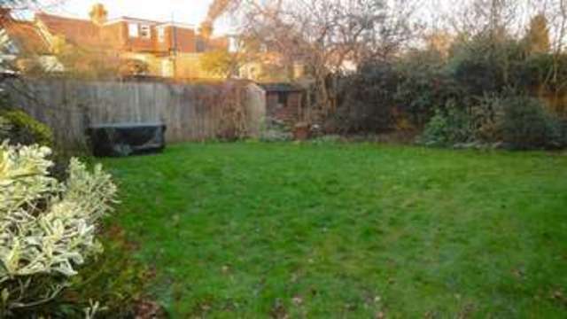  Image of Flat to rent in Popes Grove Twickenham TW1 at Popes Grove  Twickenham, TW1 4JZ