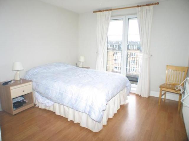  Image of 3 bedroom Flat to rent in Powderhall Rigg Edinburgh EH7 at Broughton Edinburgh Edinburgh, EH7 4GG