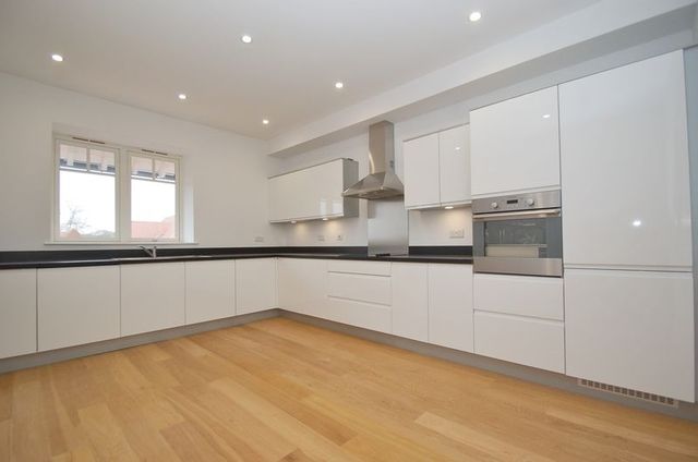  Image of 3 bedroom Flat to rent in Rectory Avenue High Wycombe HP13 at Rectory Avenue  High Wycombe, HP13 6HW