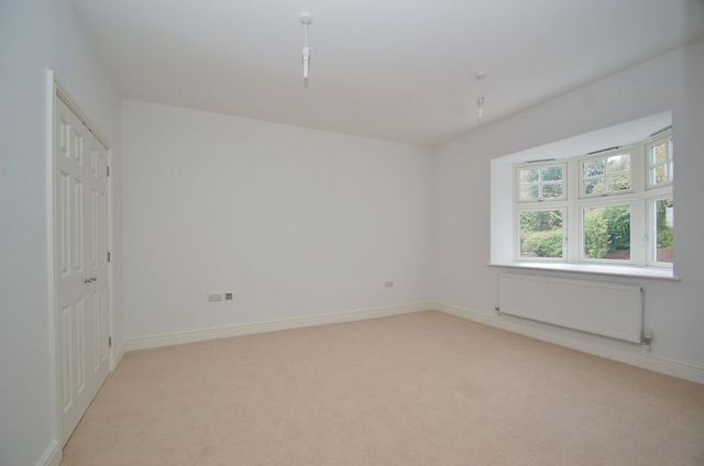  Image of 3 bedroom Flat to rent in Rectory Avenue High Wycombe HP13 at Rectory Avenue  High Wycombe, HP13 6HW