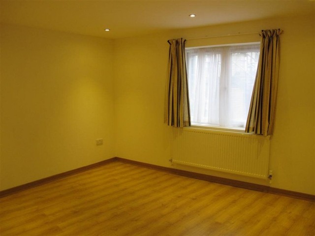  Image of 2 bedroom Flat to rent in Red Lion Square Wandsworth High Street London SW18 at Red Lion Square  London, SW18 4LS