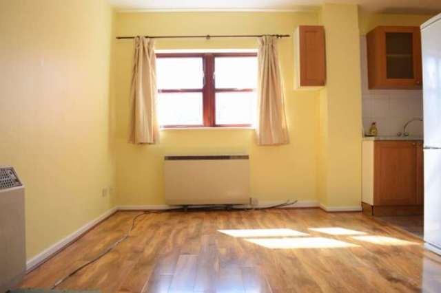  Image of 2 bedroom Flat to rent in Romford Road London E7 at London, E7 9HB