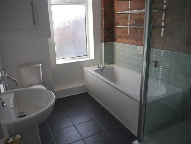  Image of 2 bedroom Terraced house to rent in Rosecliffe Mount Bramley Leeds LS13 at Bramley Leeds Kirkstall, LS13 3PJ