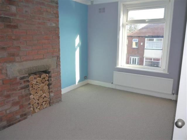  Image of 2 bedroom Terraced house to rent in Rosecliffe Mount Bramley Leeds LS13 at Bramley Leeds Kirkstall, LS13 3PJ
