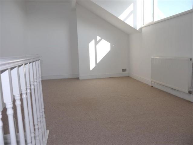  Image of 2 bedroom Terraced house to rent in Rosecliffe Mount Bramley Leeds LS13 at Bramley Leeds Kirkstall, LS13 3PJ