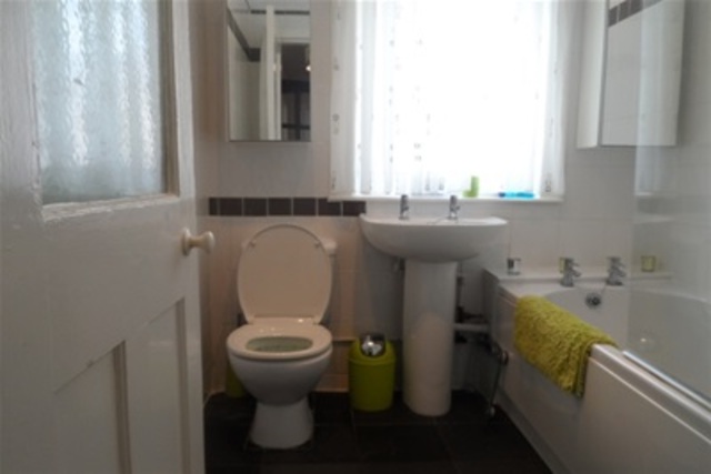  Image of 2 bedroom Flat to rent in Rotherwood Avenue Bearsden Glasgow G13 at Knightswood Glasgow Glasgow, G13 2AX