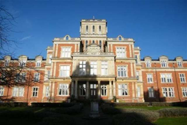  Image of 2 bedroom Flat to rent in Royal Earlswood Park Redhill RH1 at Redhill, RH1 6TE